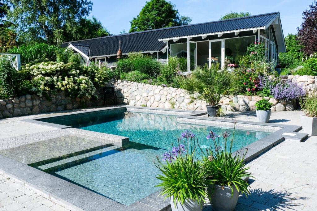 Betonpool med mosaikker